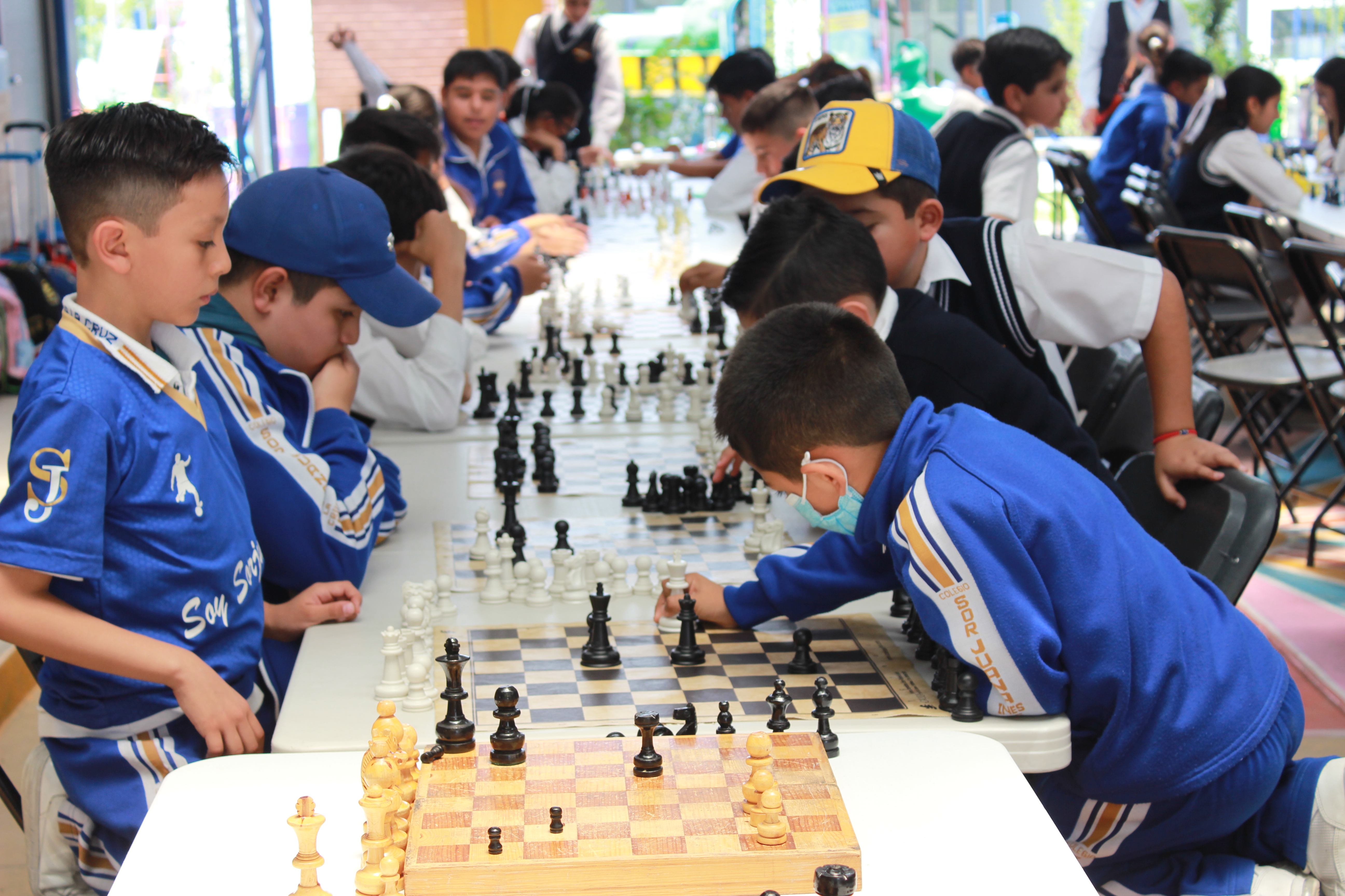 Estudiantes de primaria participando en clase.