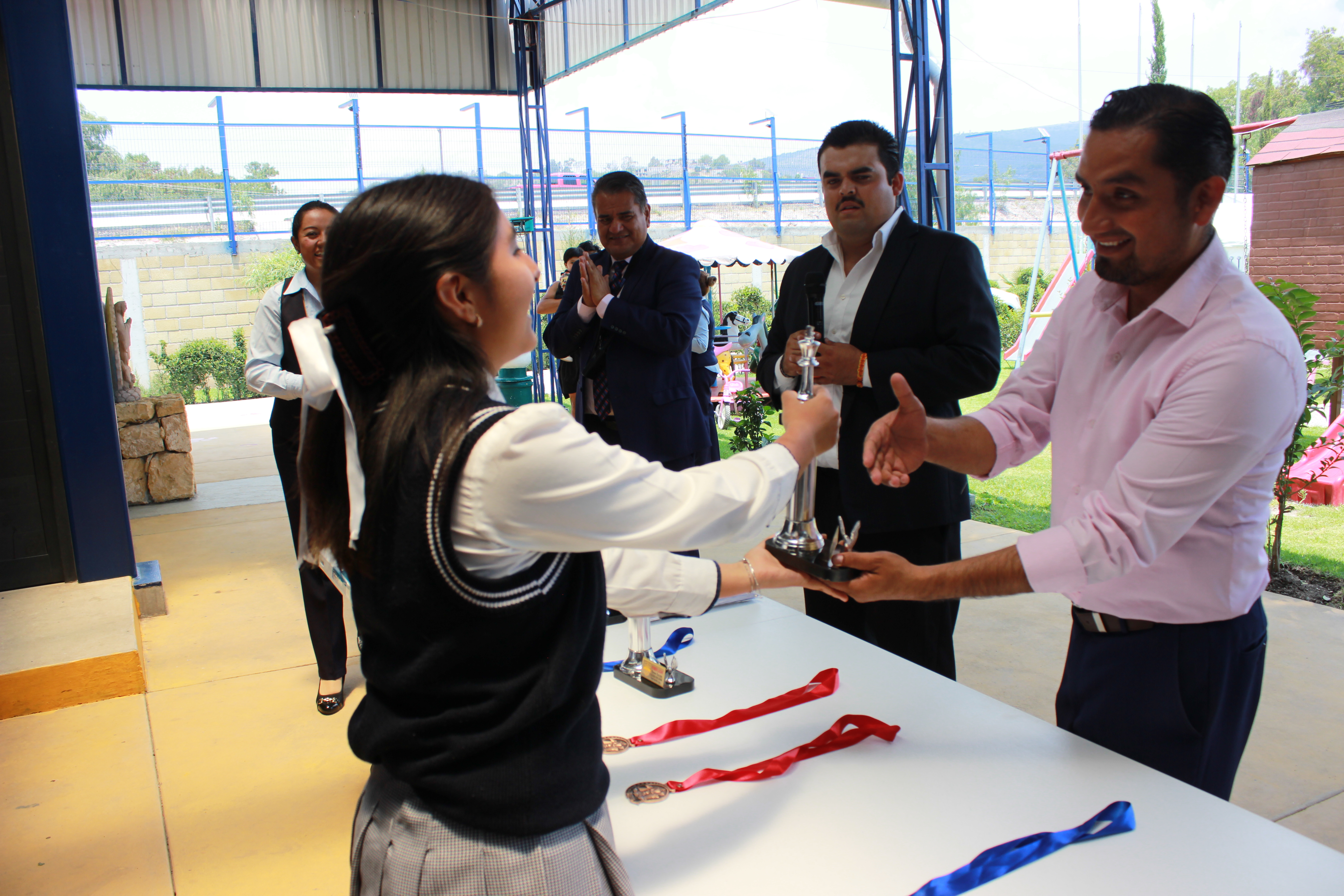 Jóvenes estudiantes de secundaria colaborando en un proyecto.